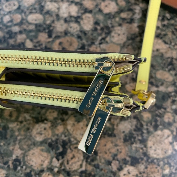 Authentic Michael Kors saffiano leather wallet - Picture 6 of 15